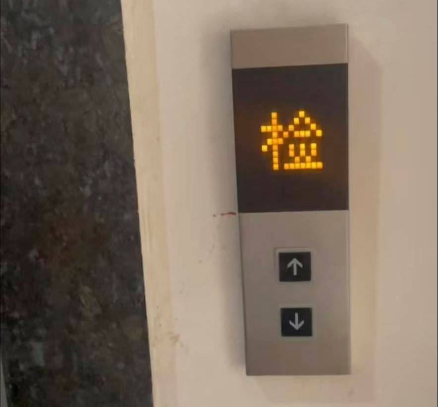 23部电梯纲绳被损坏小区住户：怀疑与物业有关