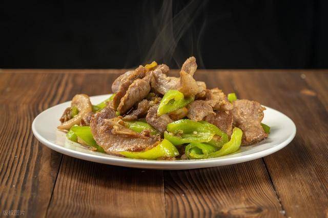 为什么炒肉时候会粘锅？掌握这4个技巧，炒出来的肉鲜香又滑嫩