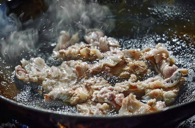 为什么炒肉时候会粘锅？掌握这4个技巧，炒出来的肉鲜香又滑嫩