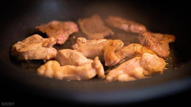 为什么炒肉时候会粘锅？掌握这4个技巧，炒出来的肉鲜香又滑嫩