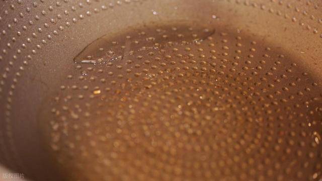 为什么炒肉时候会粘锅？掌握这4个技巧，炒出来的肉鲜香又滑嫩