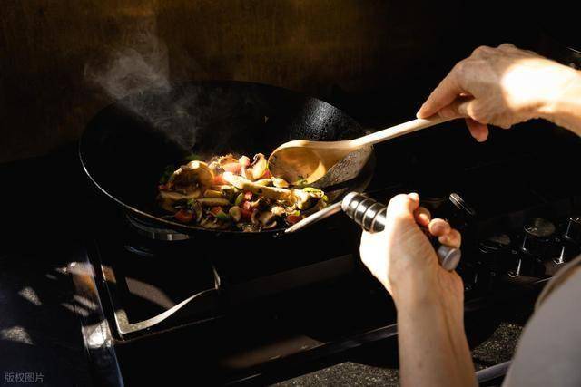 为什么炒肉时候会粘锅？掌握这4个技巧，炒出来的肉鲜香又滑嫩
