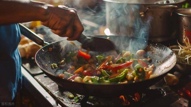 为什么炒肉时候会粘锅？掌握这4个技巧，炒出来的肉鲜香又滑嫩