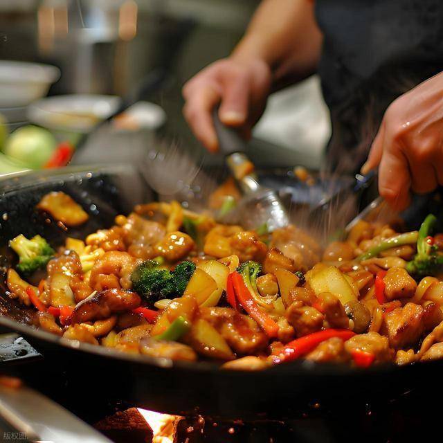 为什么炒肉时候会粘锅？掌握这4个技巧，炒出来的肉鲜香又滑嫩